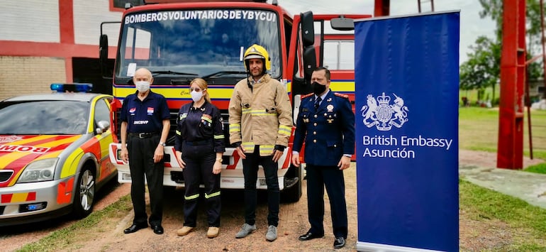 Embajador Ramin Navai junto al Cuerpo de Bomberos Voluntarios del Paraguay.