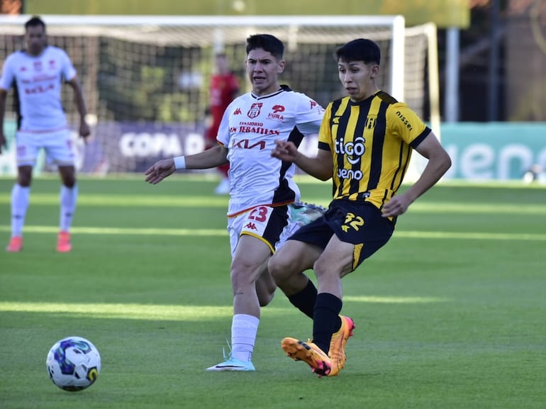 Alexis Cantero (d), jugador de Guaraní, pelea por el balón en un partido frente a General Caballero de Juan León Mallorquín por el torneo Clausura 2024 del fútbol paraguayo en el estadio Rogelio Silvino Livieres, en Asunción, Paraguay.