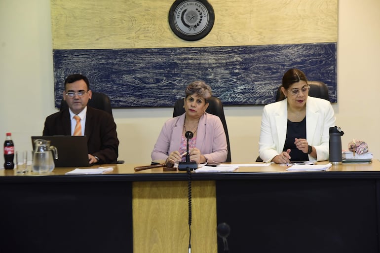 Los jueces Fabián Weisensee, Laura Ocampo (presidente) y Cándida Fleitas integran el Tribunal de Sentencia.