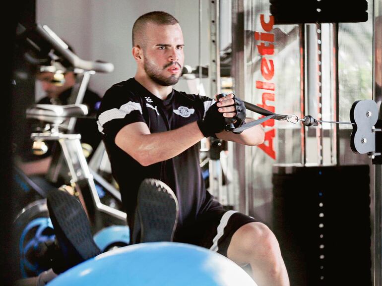 Hugo Martínez, futbolista de Libertad, durante el entrenamiento en el gimnasio.