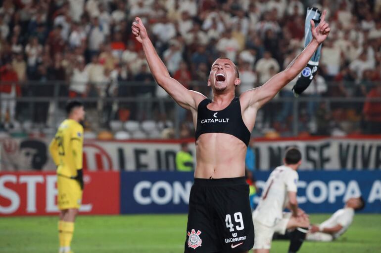 Ryan, jugador del Corinthians, celebra su gol en el partido de la Copa Sudamericana contra Universitario en el estadio Monumental, en Lima, Perú.
