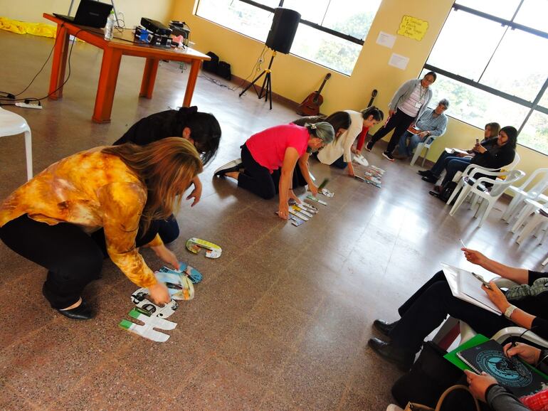 Los participantes realizan diversas actividades de integración en la Escuela.