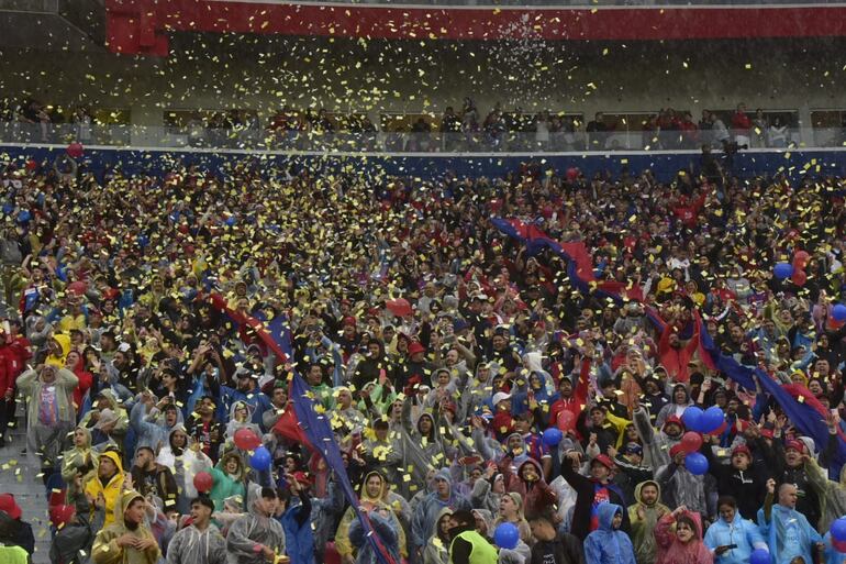 El recibimiento de los hinchas a los jugadores de Cerro Porteño y Olimpia para el superclásico por la fecha 17 del torneo Apertura 2024 del fútbol paraguayo en el estadio La Nueva Olla, en Asunción.