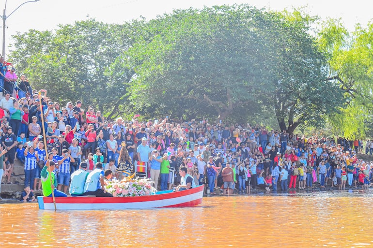 Procesión náutica de la Virgen del Paso ante la multitudinaria presencia de fieles.