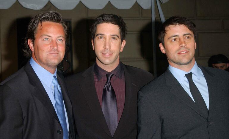 Matthew Perry con sus compañeros de Friends, David Schwimmer (C) y Matt Leblanc, en el 2002. 