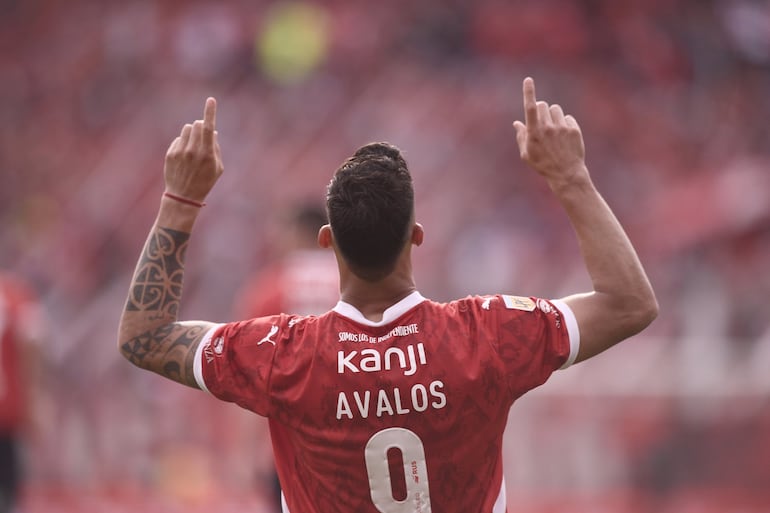 El paraguayo Gabriel Ávalos, futbolista de Independiente de Avellaneda, celebra un gol en el partido frente a Deportivo Riestra por la fecha 17 de la Liga Profesional de Argentina en el estadio Libertadores de América-Ricardo Bochini, en Avellaneda, Argentina.