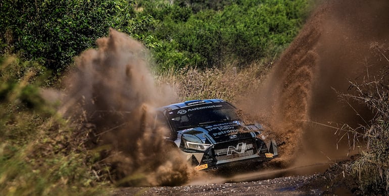 Fau Zaldívar y Marcelo Der Ohannesian y el espectacular paso del Hyundai i20 N Rally 2 por un paso de agua.