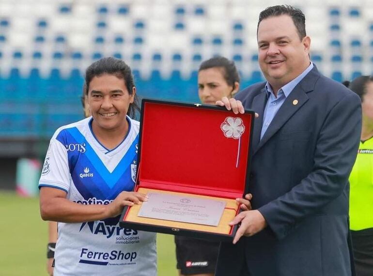 Irma recibió un merecido reconocimiento por ser la goleadora histórica del fútbol femenino paraguayo por la APF. La delantera anotó 639 goles.