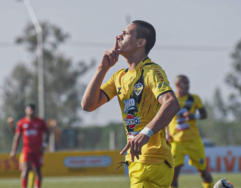 Ricardo Brítos fue la gran figura de la tarde marcando tres goles en el triunfo “canario”. (Foto: Recoleta)