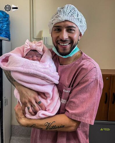 ¡Papá feliz! Víctor "Tucu" Salazar con su pequeña Chiara Bellas en brazos.