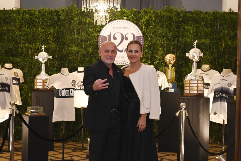 Anoche uno de los distinguidos,  el extitular Miguel Cardona junto a su señora Claudia Niederberger.