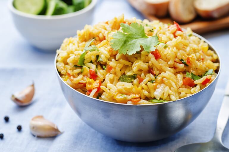 Ensalada polinesia de arroz al curry.