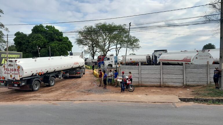 La presencia de los camiones incrementó la actividad comercial en la zona, principalmente en la venta de alimentos y bebidas alcohólicas.