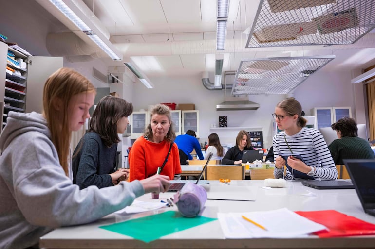 Pensamiento crítico para detectar bulos: en escuelas finlandesas enseñan esto a los jóvenes