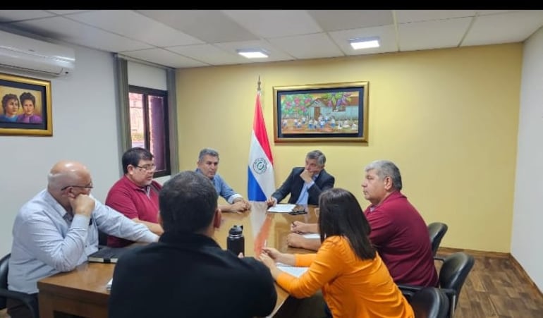 Representantes de gremios docentes se reunieron con el ministro de Educación, Luis Ramírez.