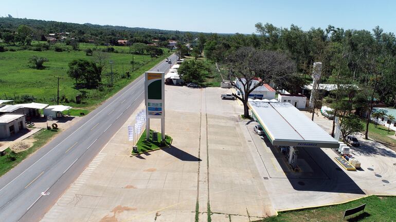 Las vías del tren lindan con una gasolinera poco antes de llegar a Areguá, a kilómetros de Ypacaraí. Para la instalación del local, instituciones públicas debieron aprobar la obra en la franja de dominio de Fepasa.