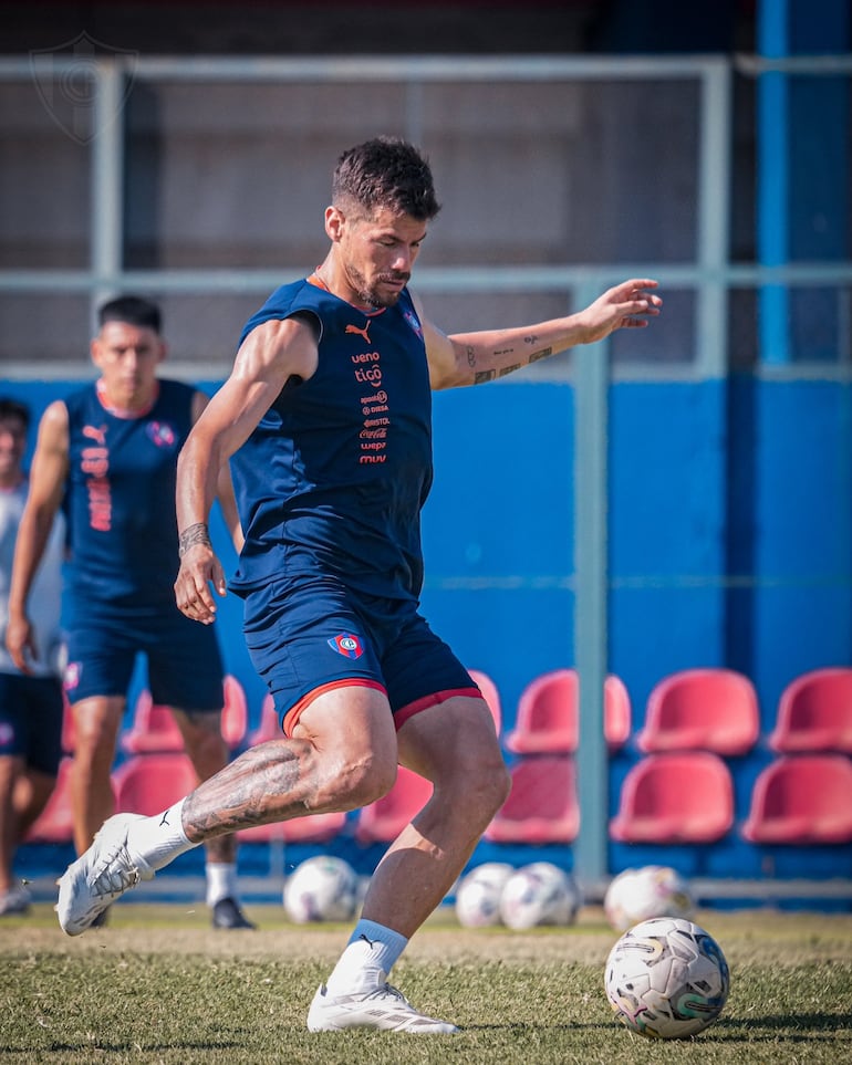 Gastón Giménez es uno de los nuevos refuerzos del Ciclón que estaría en el once titular para enfrentar a Libertad.