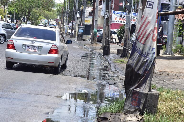 Avenida de Fernando de la Mora en inmediaciones de la avenida De la Victoria. La zona está llena de agua servida hace años.