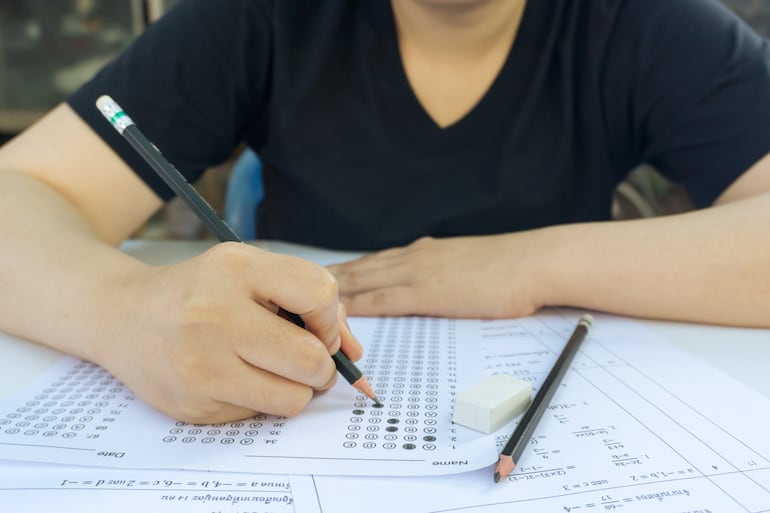 Una alumna rindiendo un examen