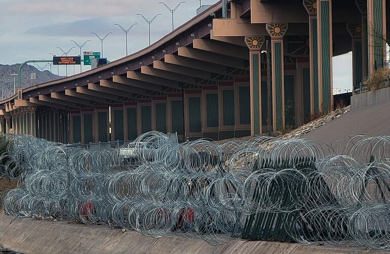 Vista de barricadas de alambre de púas, el 25 de enero de 2024 en el muro fronterizo desde Ciudad Juárez, Chihuahua (México).