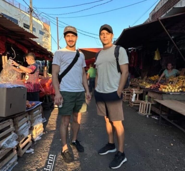 Chino Darín y Joaquín Furriel posando en el populoso Mercado 4, en un breve descanso de las grabaciones de Descasar en paz. (Captura de la historia de Instagram de Joaquín Furriel)