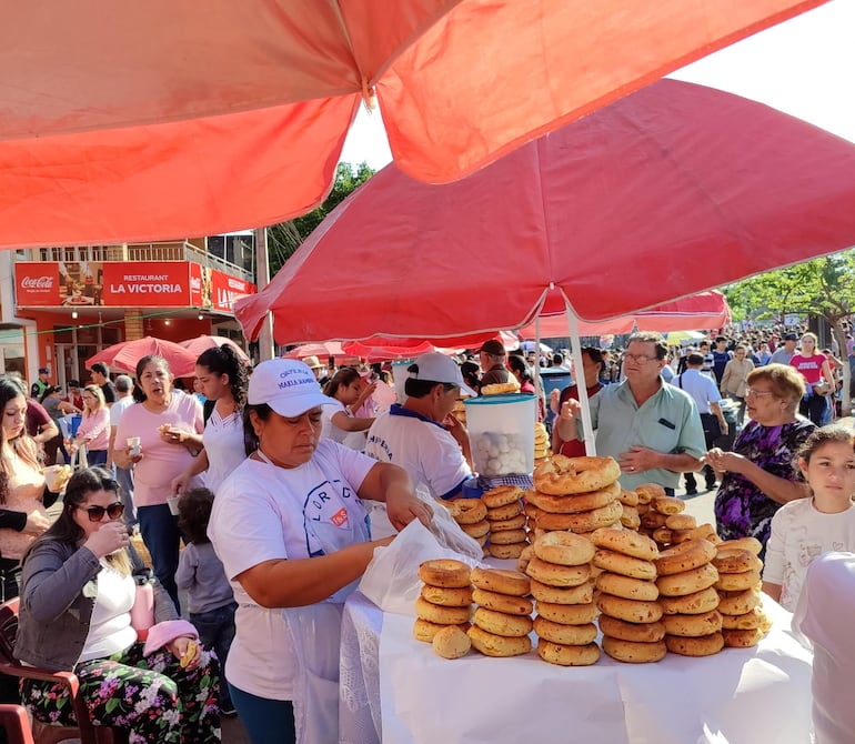 Chiperas de Caacupé esperan hacer buenas ventas.