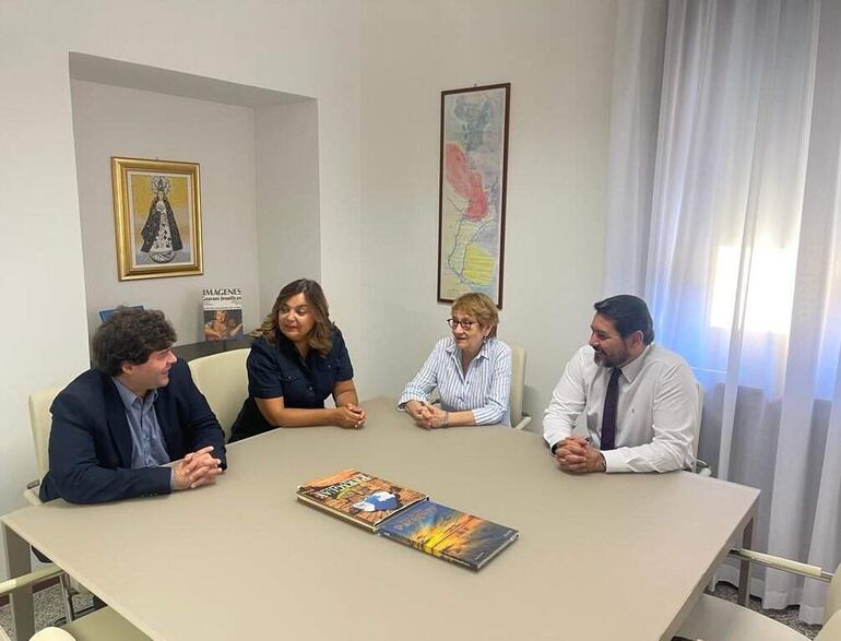 Stefano Pavetti (izquierda) durante una reunión en la Embajada de Paraguay en el Vaticano, con miras al estreno de su ópera.