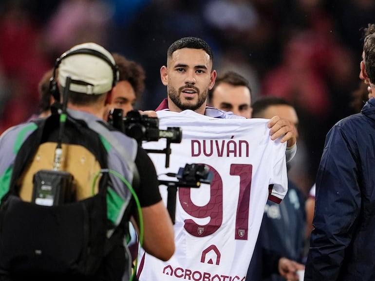 El paraguayo Antonio Sanabria, futbolista de Torino, celebra un gol con la camiseta de Duván Zapata.