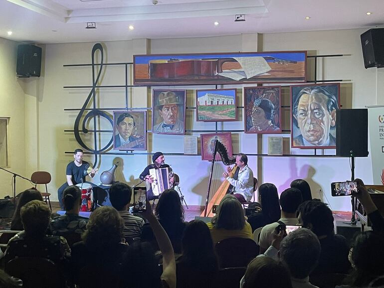 Marcos Villalba, Chango Spasiuk y Sixto Corbalán, en un momento del concierto ofrecido ayer ante un auditorio repleto, en San Juan Bautista, Misiones.