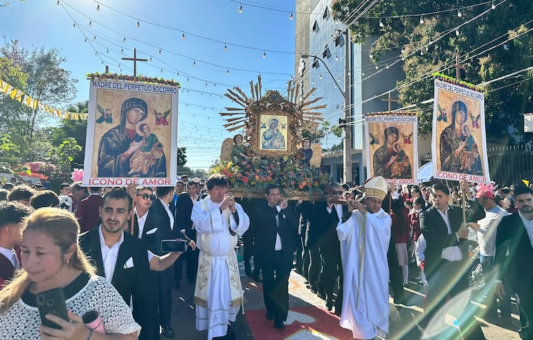 Procesión por las calles de Pedro Juan Caballero.