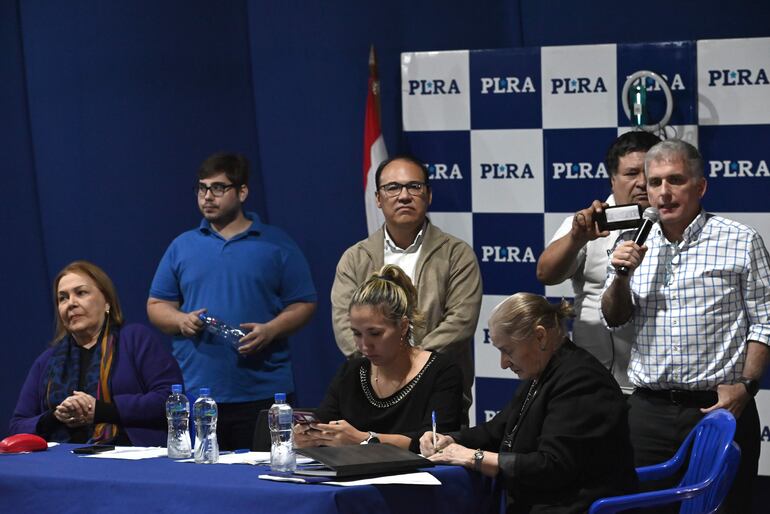 Reunion MIEMBROS DEL DIRECTORIO DEL  PLRAPor otra parte, el PLRA presentó  como su nuevo apoderado general a Agustín Saguier, hijo del exsenador Miguel Abdón Saguier, y se designó apoderados generales adjuntos al concejal Humberto Blasco, a Basiliza Vázquez y a Miguel García. 

También se nombró como apoderados nacionales del PLRA a Carlos María Aquino (padre), Hugo Cubas, Hugo Morel, Amílcar Ayala, Ernesto Fonseca y Amadeo Maidana.