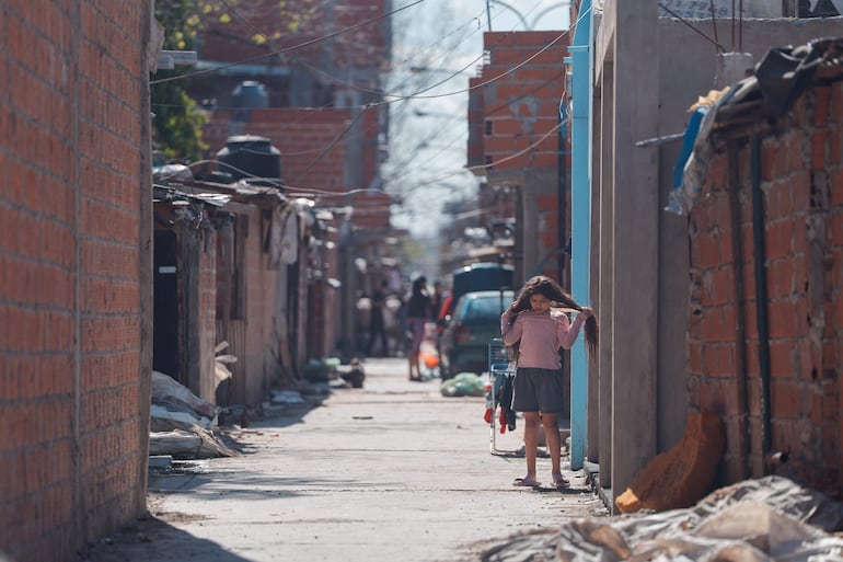 Una calle en un barrio popular en la Ciudad de Buenos Aires (Argentina). La pobreza en la población urbana de Argentina se situó en el 52,9% en el primer semestre del año, 11,2% por encima de la tasa registrada en la segunda mitad de 2023.