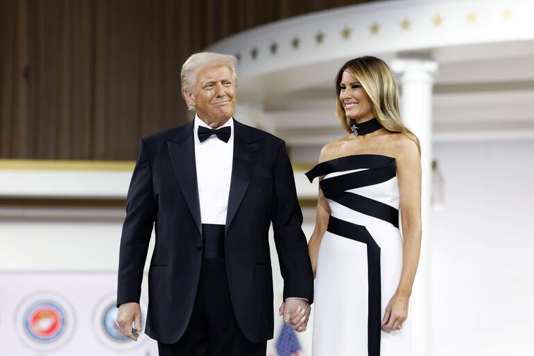 Así ingresaban Donald Trump y Melania Trump a la pista de baile. (EFE/EPA/ANNA MONEYMAKER / POOL)
