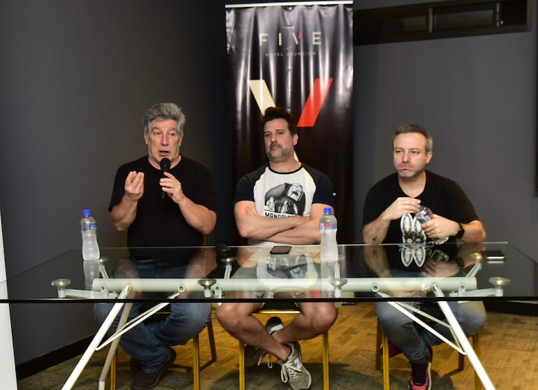 Pachu Peña, José María Listorti y Sebastián Almada en conferencia de prensa. Este fin de semana volverán a Paraguay con "Tertawa".