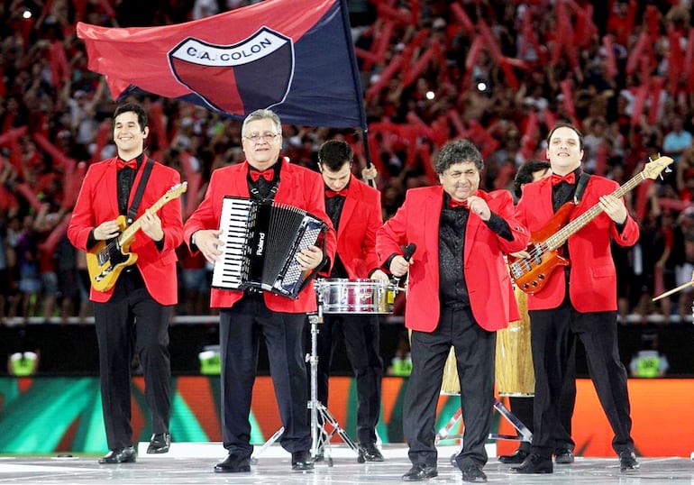 El grupo santafesino Los Palmeras cautivó al público durante su presentación en la final de la Copa Sudamericana, en Asunción.