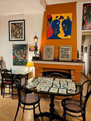 Diversas obras se exponen en una de los rincones de La Casa de Arte Visual "William Riquelme".