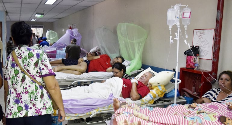 Unas 80 personas  requieren  diariamente internación a causa de  complicaciones causadas por el  dengue. La mayoría de los hospitalizados presentan deshidratación y sangrado.