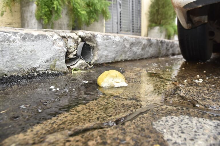 Caño roto frente a la Casa de la Independencia.