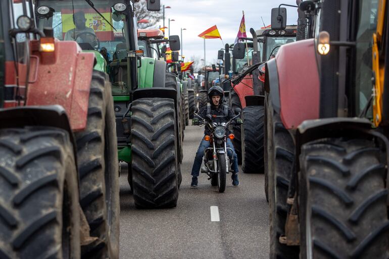 Tractores en Toledo capital, donde han llegado procedentes de distintos puntos de la provincia, causan retenciones de tráfico este viernes, cuarto día consecutivo de protesta de los agricultores en toda España. La plataforma 6F, que se desmarca de las organizaciones agrarias oficiales, llama a tomar Madrid desde la próxima medianoche.