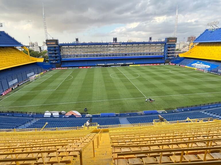 La Bombonera con la bandera contra el racismo en una tribuna.