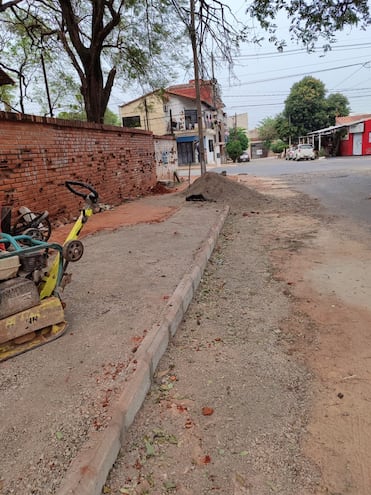 Cordones y veredas son reparados por funcionarios municipales. Vecinos hicieron pollada y compraron materiales.