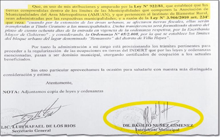 Nota exhibida ayer por el jefe comunal de Villa Hayes en la rueda de prensa organizada para declarar la propiedad de  tierras del MDN.