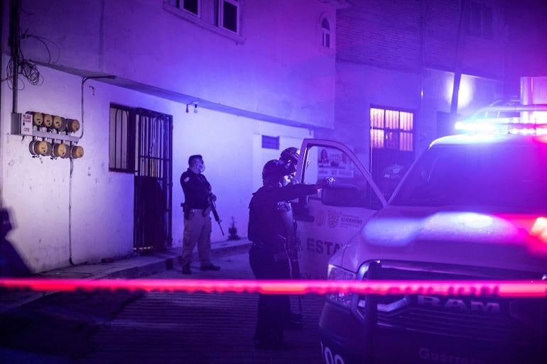 Agentes en zona de la escena del crimen de Arcos. 