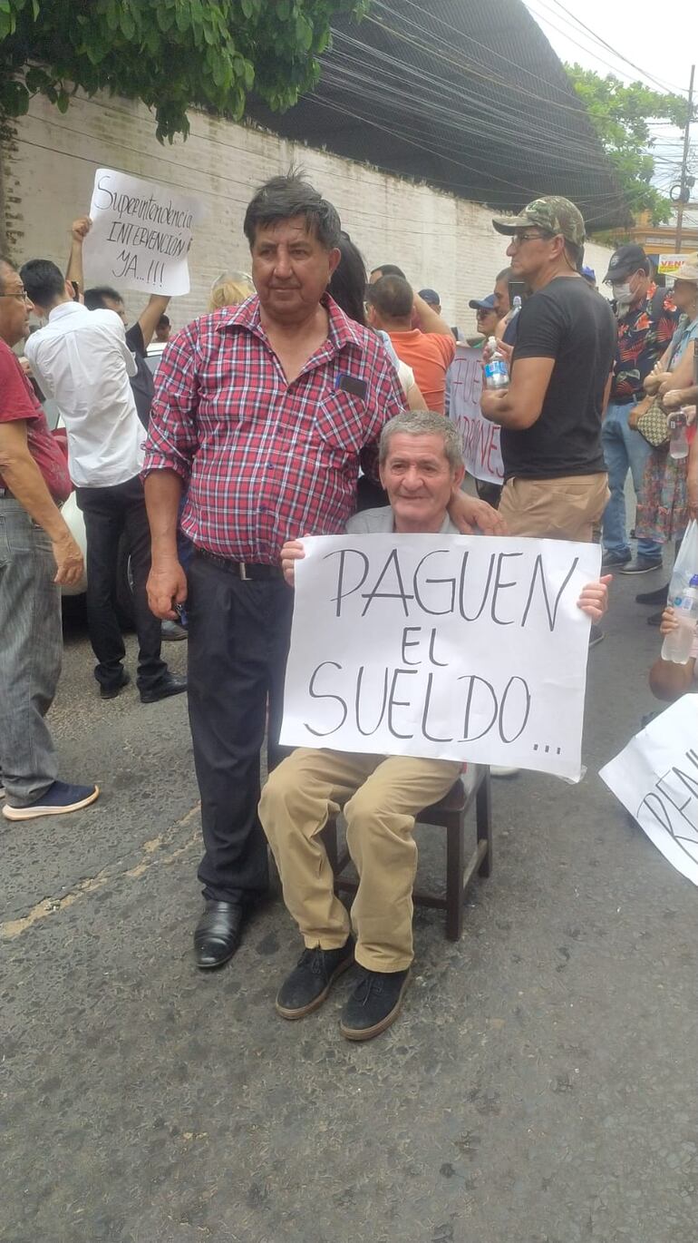 Jubilado reclama que le paguen sus haberes.