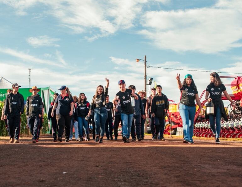 Estudiantes de diversos puntos del país llegaron organizados y recorrían las calles de la Feria Innovar. La mayoría de escuelas agrícolas o universidades ligadas al  agro.