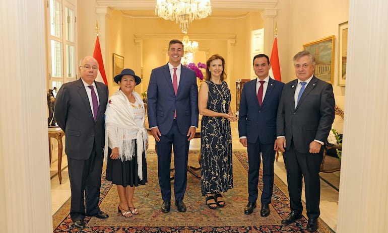 El presidente Santiago Peña (c) recibió esta semana la visita de los cancilleres de los países miembros del Mercosur. (EFE).