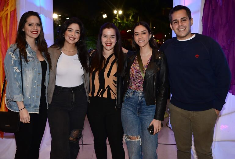 Luján Romero, Sol Paredes, Ana Romero, Andrea Caballero y Rodrigo Barrientos.