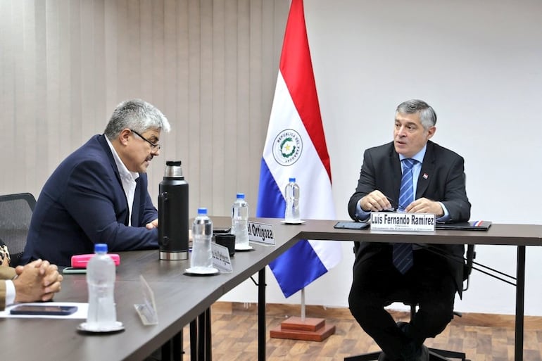 Miguel Ortigoza y el ministro de Educación, Luis Ramírez, en reunión, el 9 de setiembre.