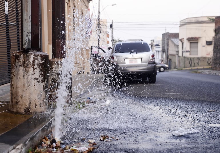 Mientras falta agua en varios barrios, el vital líquido se desperdicia  mediante un caño roto en 14 de Mayo y Humaitá.