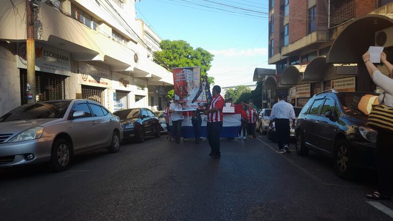 Manifestantes marcharon hasta el Congreso pidiendo la intervención de la Caja Municipal.